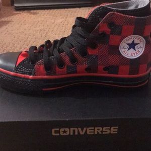 Size 5 men 7 women’s converse red checkered